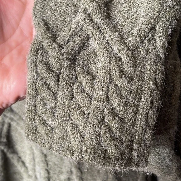 Belle by Belldini women’s crew neck high dimensional sweater in green and size L - Picture 7 of 8